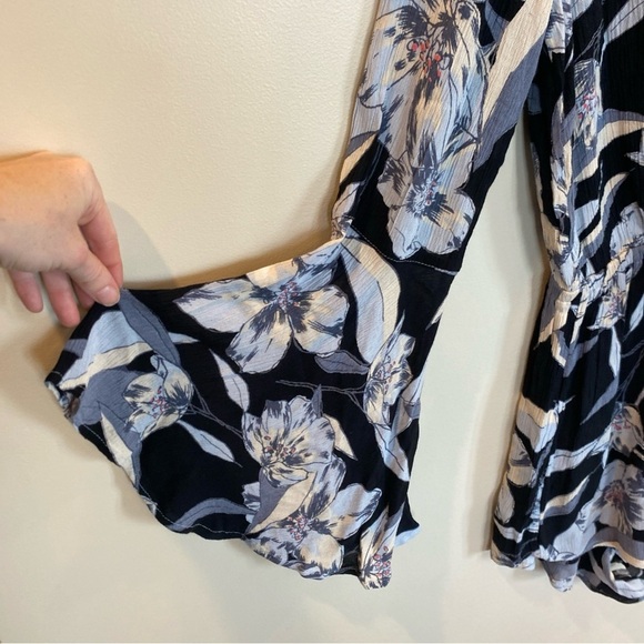Billabong Sittin Pretty Floral Romper Long Sleeve Blue Womens Small Bell Sleeve - Picture 3 of 7